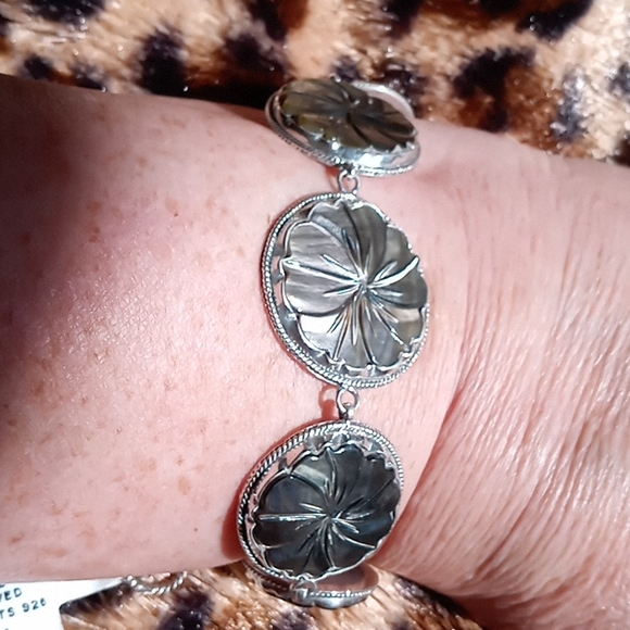 BALI LEGACY PEACOCK MOTHER OF PEARL FLOWER BRACELET - Picture 2 of 9